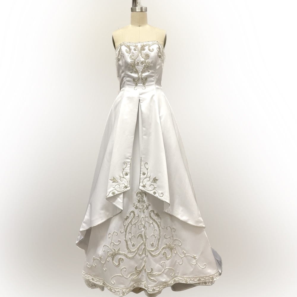 Sleeveless early 2000’s wedding gown size 2